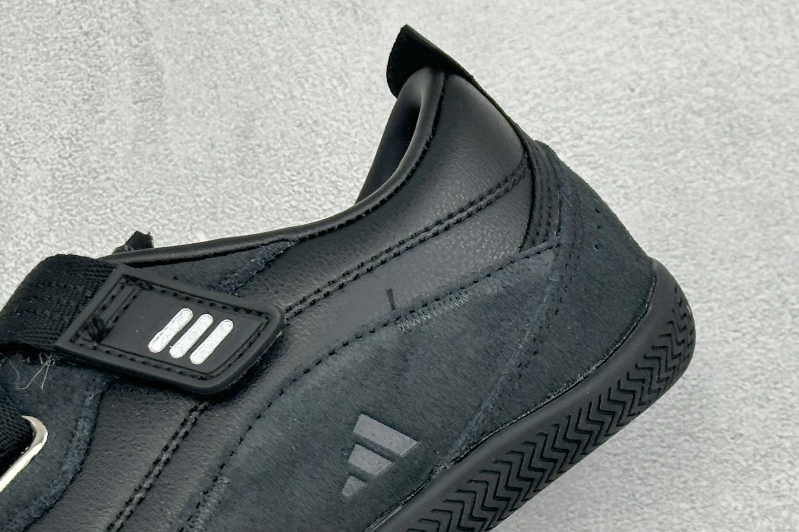 XH版Adidas Urban Reverie 阿迪舒适时尚魔术贴防滑耐磨生活休闲鞋 货号：JQ9388 尺码：36-4