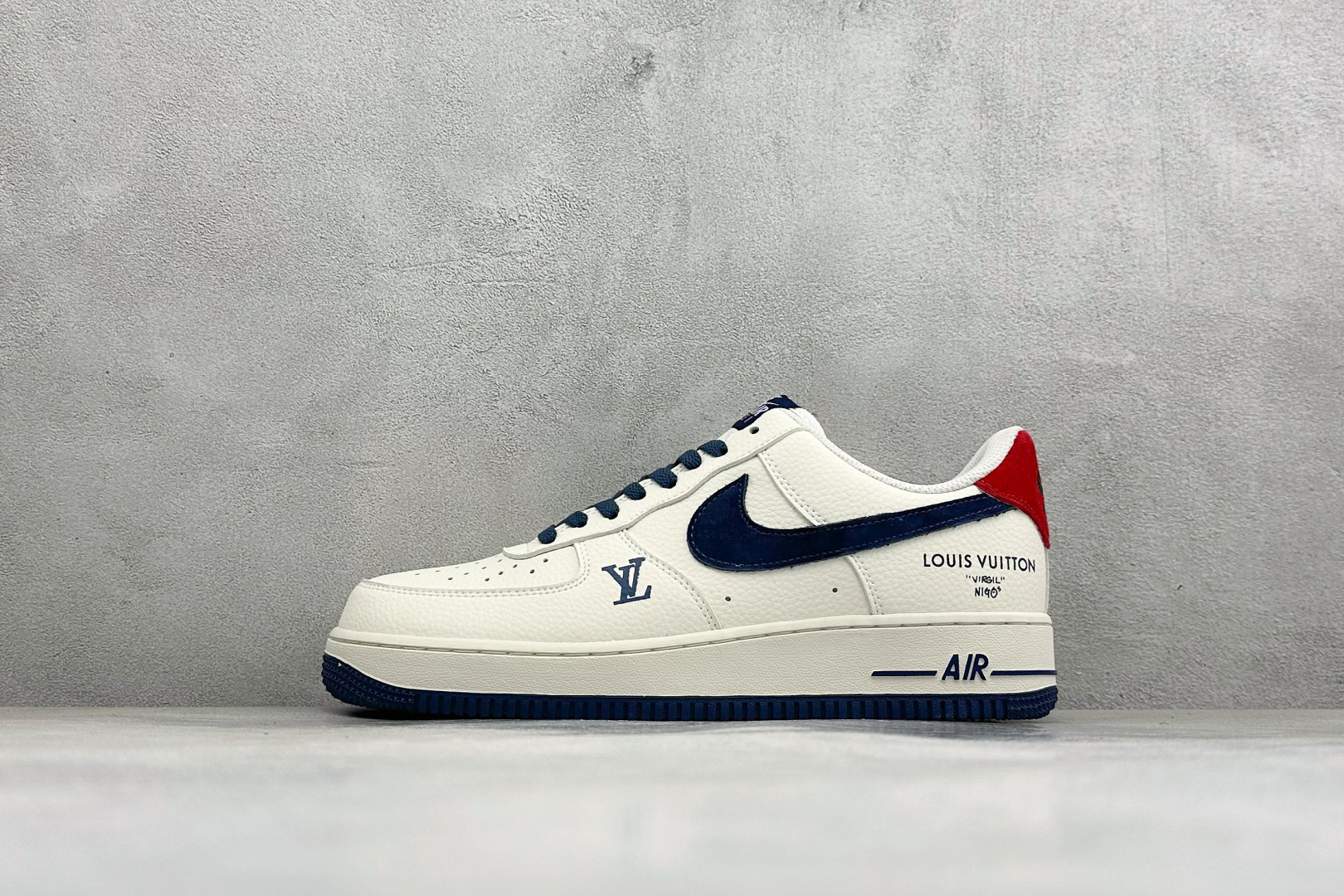 潮鞋顶配 格调拉满 AIR FORCE 1，经典空军一号联名款采用细腻米白荔枝纹鞋面，质感高级耐弯折不易起皱，藏蓝Swo