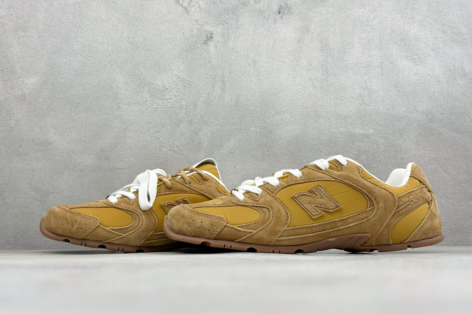 J版 Miu Miu x New Balance联名款运动鞋 New Balance 530 学院风 联名款只保留了旧版 J版 Miu Miu x New Balance联名款运动鞋 New Balance 530 学院风 联名款只保留了旧版