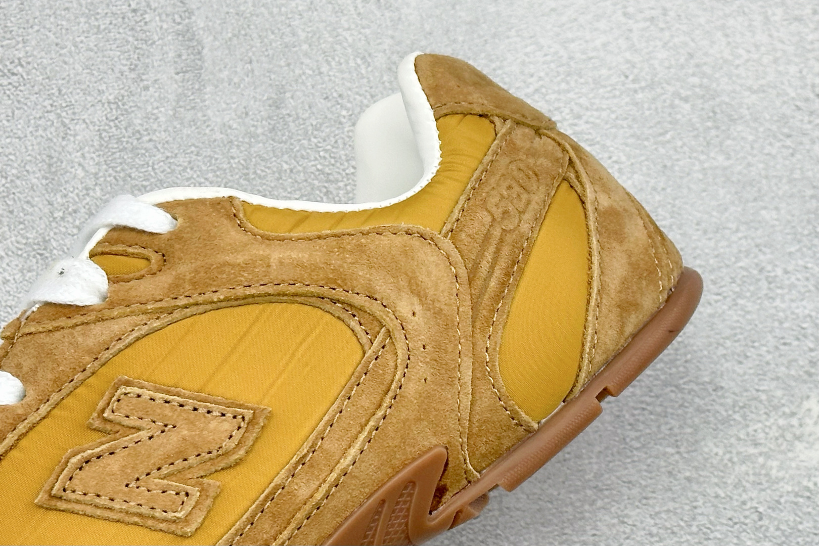 J版 Miu Miu x New Balance联名款运动鞋 New Balance 530 学院风 联名款只保留了旧版 J版 Miu Miu x New Balance联名款运动鞋 New Balance 530 学院风 联名款只保留了旧版