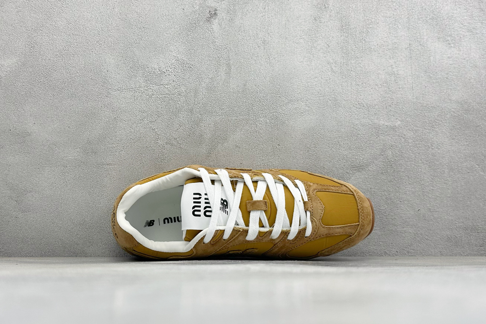 J版 Miu Miu x New Balance联名款运动鞋 New Balance 530 学院风 联名款只保留了旧版 J版 Miu Miu x New Balance联名款运动鞋 New Balance 530 学院风 联名款只保留了旧版