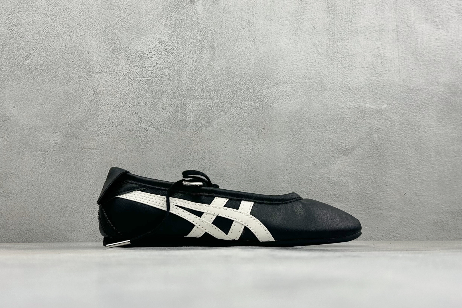 Onitsuka Tiger Gymnarina 鬼塚虎时尚高级芭蕾风玛丽珍鞋 货号:1182A704-001 尺码:3 Onitsuka Tiger Gymnarina 鬼塚虎时尚高级芭蕾风玛丽珍鞋 货号:1182A704-001 尺码:3