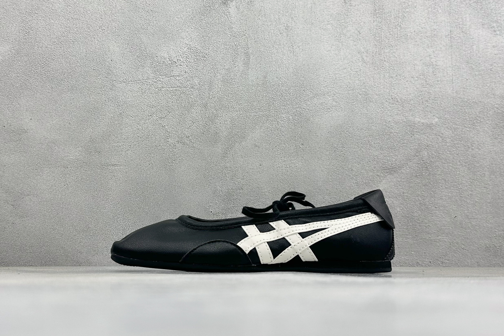 Onitsuka Tiger Gymnarina 鬼塚虎时尚高级芭蕾风玛丽珍鞋 货号:1182A704-001 尺码:3 Onitsuka Tiger Gymnarina 鬼塚虎时尚高级芭蕾风玛丽珍鞋 货号:1182A704-001 尺码:3