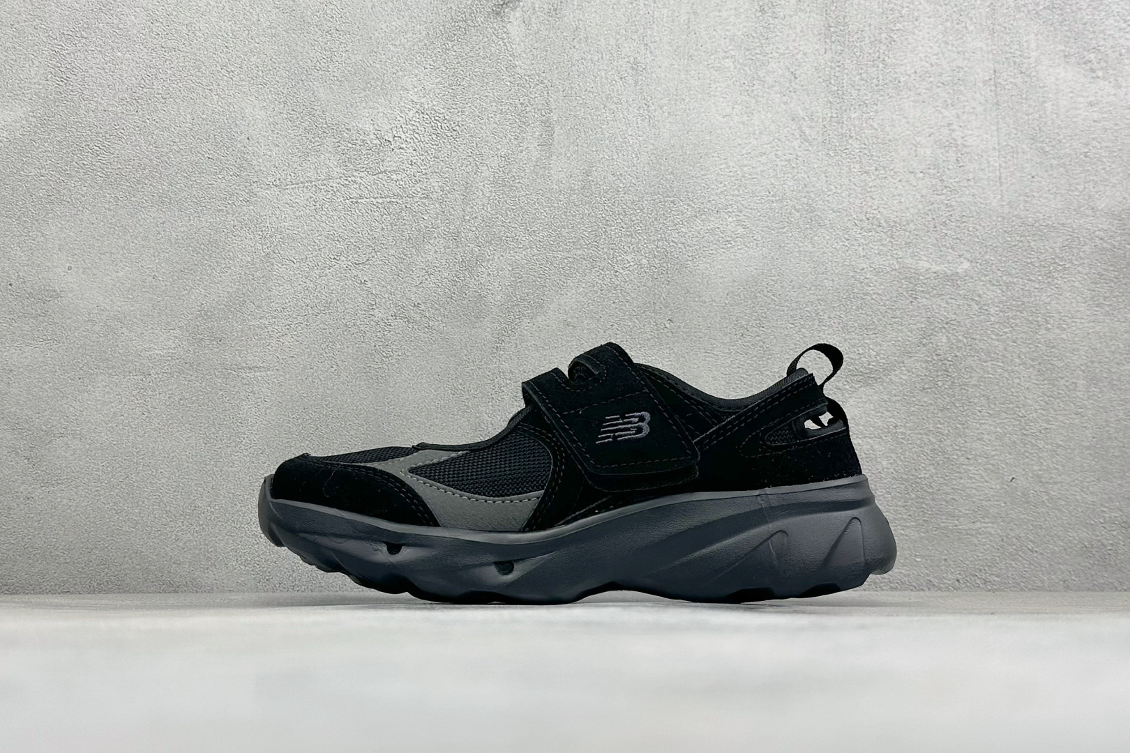 TG版新百伦New Balance NB Breeze 舒适柔软 玛丽珍 魔术贴低帮生活休闲鞋 货号：SD2203BK 