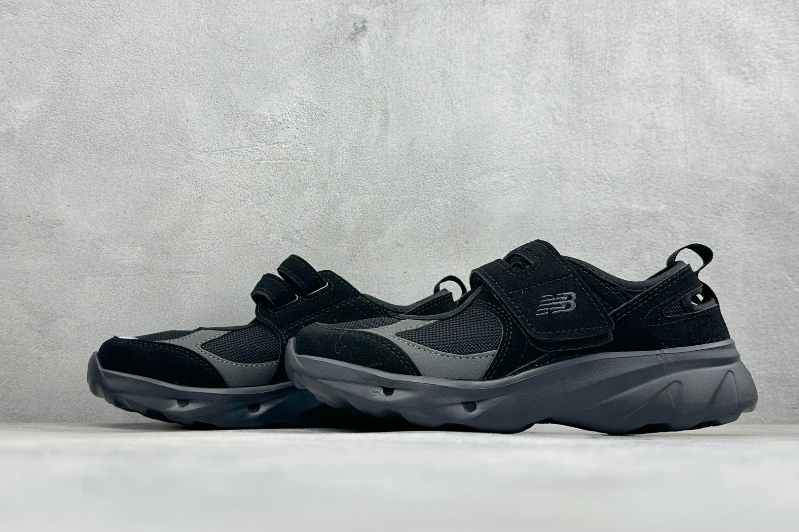 TG版新百伦New Balance NB Breeze 舒适柔软 玛丽珍 魔术贴低帮生活休闲鞋 货号：SD2203BK 