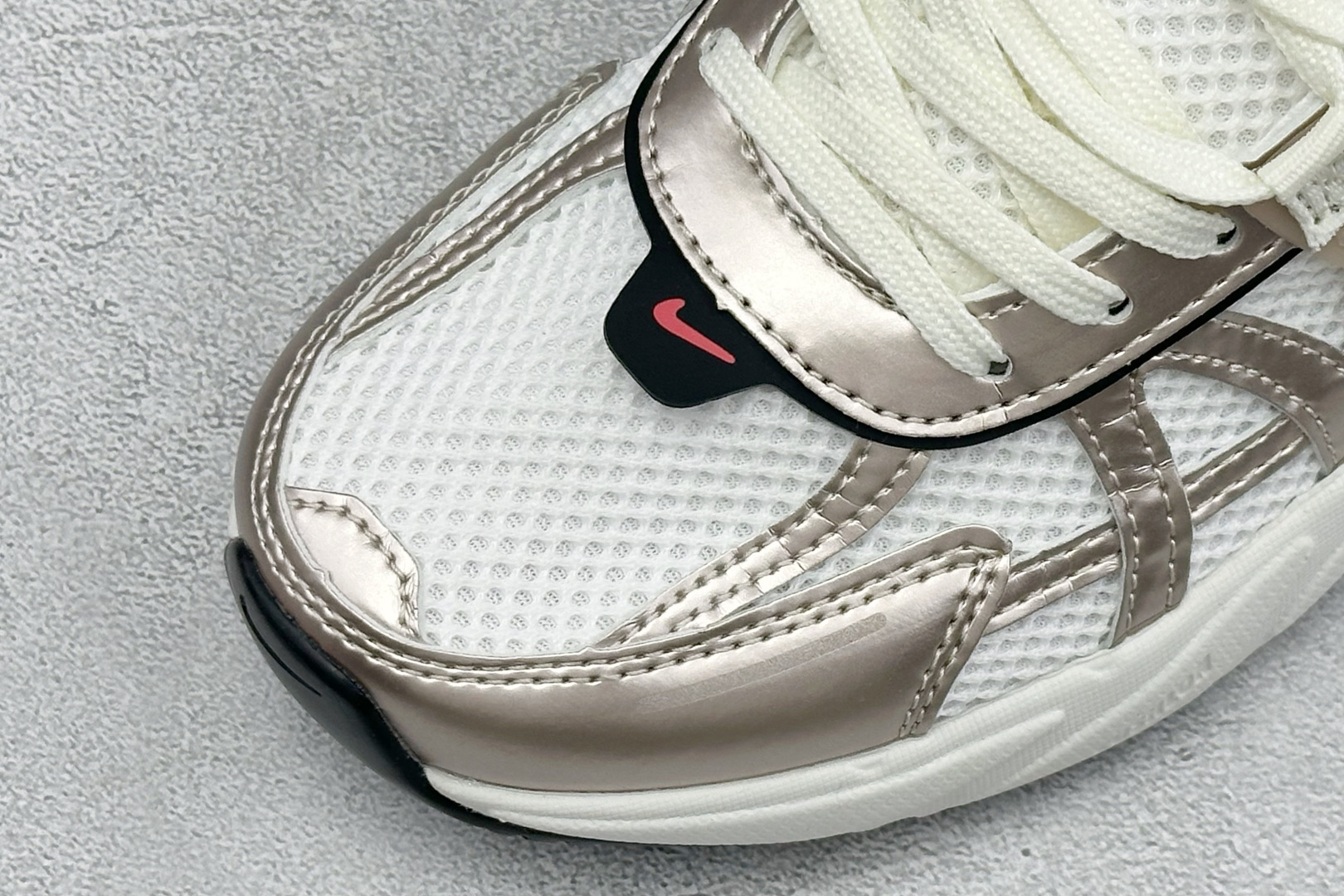 XL版Nike V2K Run 减震防滑复古低帮跑步鞋 #鞋款被命名为 Runtekk 设计上借鉴了 2000 年的跑鞋