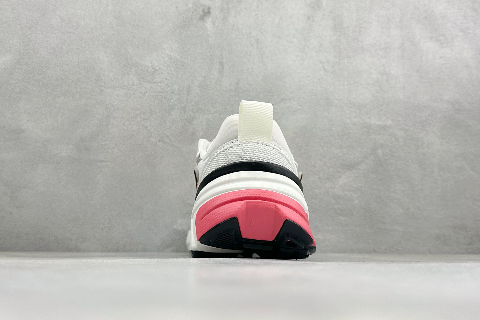 XL版Nike V2K Run 减震防滑复古低帮跑步鞋 #鞋款被命名为 Runtekk 设计上借鉴了 2000 年的跑鞋
