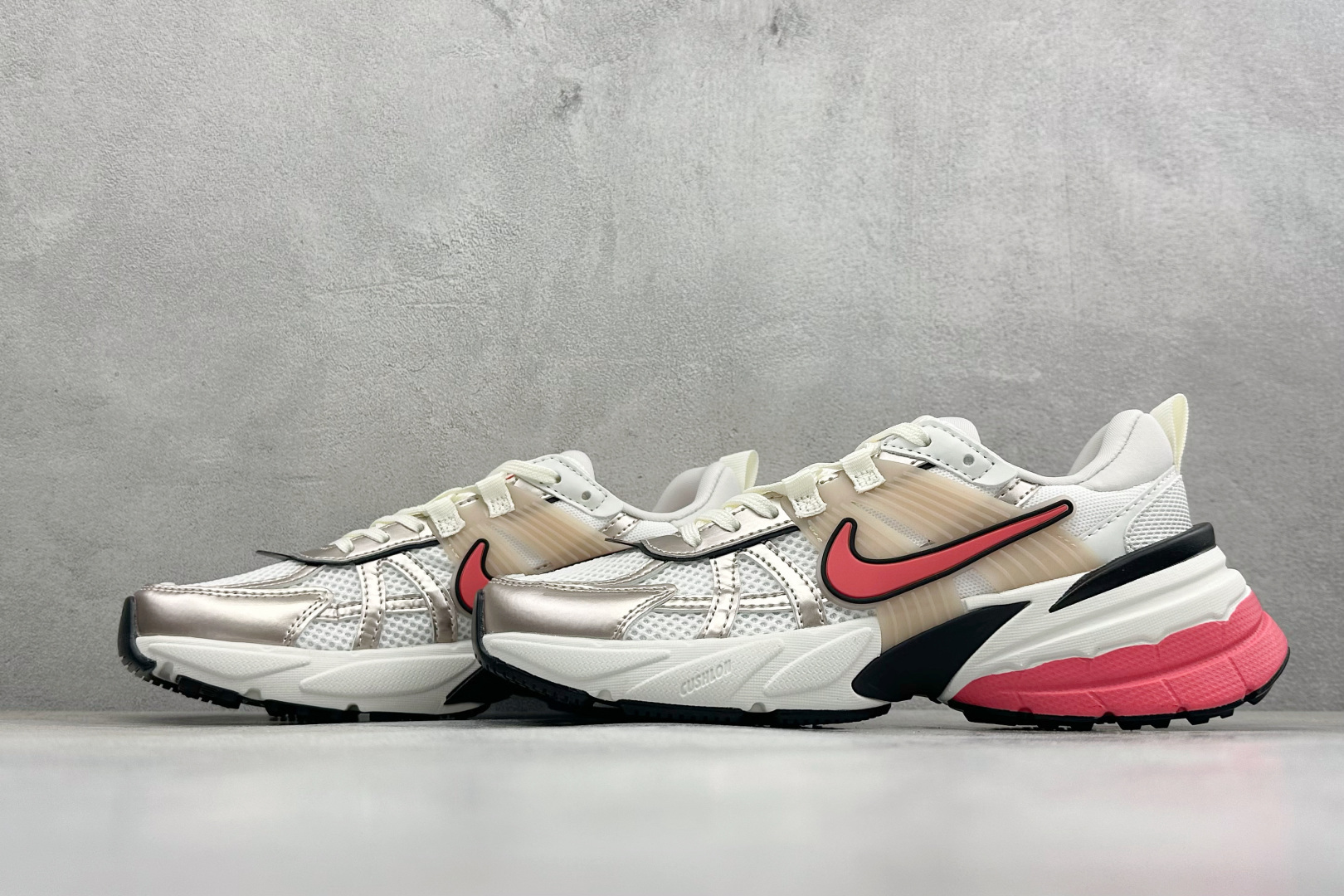 XL版Nike V2K Run 减震防滑复古低帮跑步鞋 #鞋款被命名为 Runtekk 设计上借鉴了 2000 年的跑鞋