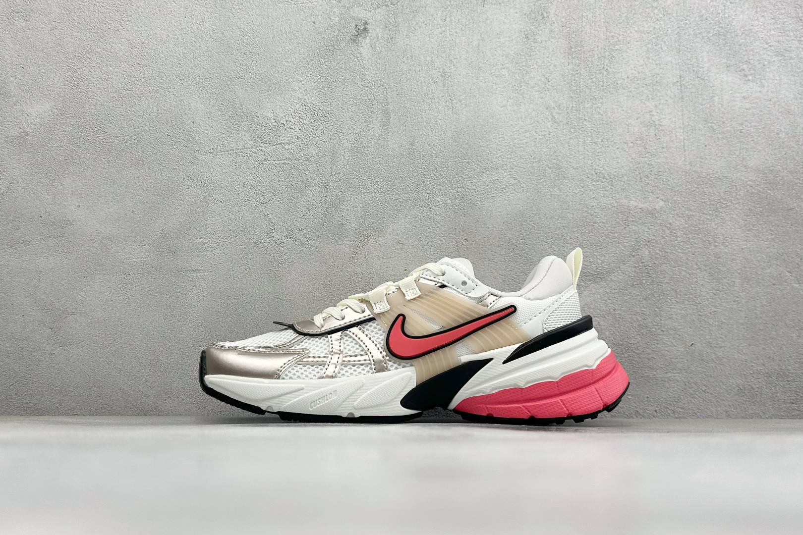 XL版Nike V2K Run 减震防滑复古低帮跑步鞋 #鞋款被命名为 Runtekk 设计上借鉴了 2000 年的跑鞋