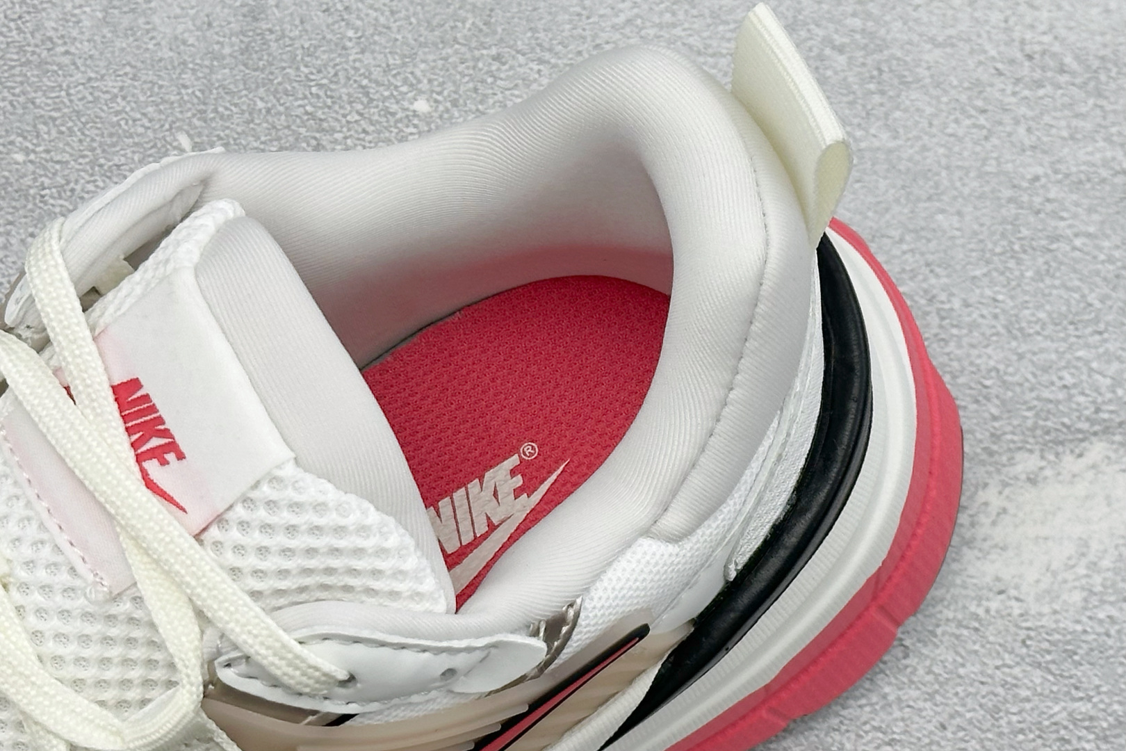 XL版Nike V2K Run 减震防滑复古低帮跑步鞋 #鞋款被命名为 Runtekk 设计上借鉴了 2000 年的跑鞋