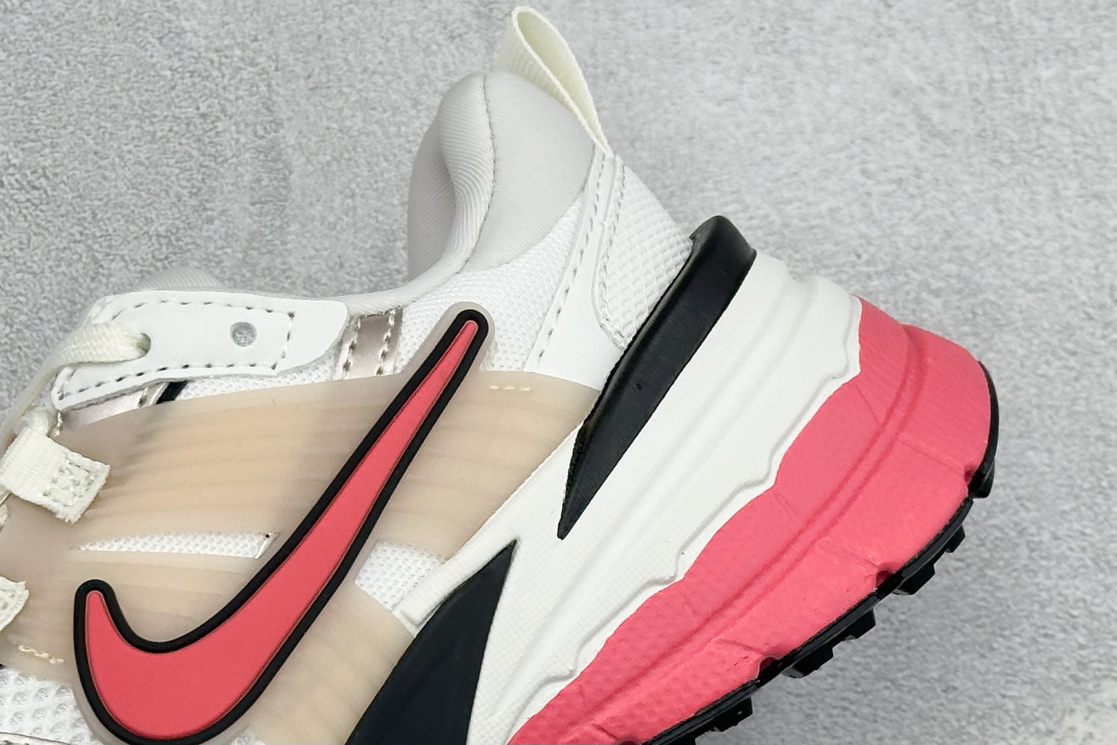 XL版Nike V2K Run 减震防滑复古低帮跑步鞋 #鞋款被命名为 Runtekk 设计上借鉴了 2000 年的跑鞋