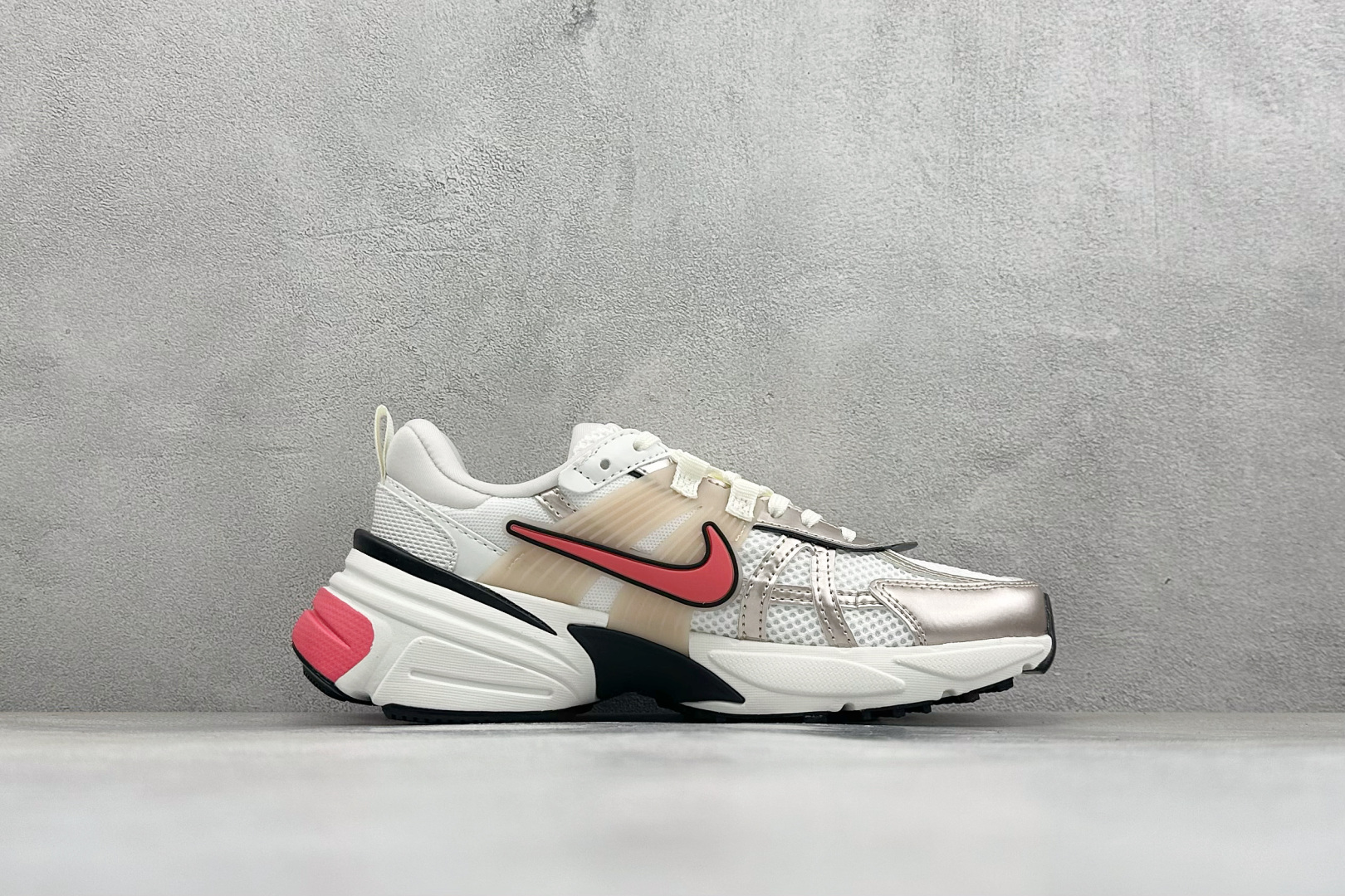 XL版Nike V2K Run 减震防滑复古低帮跑步鞋 #鞋款被命名为 Runtekk 设计上借鉴了 2000 年的跑鞋