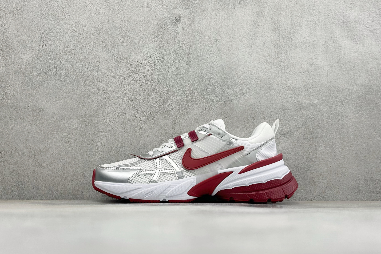 XL版Nike V2K Run 减震防滑复古低帮跑步鞋 #鞋款被命名为 Runtekk 设计上借鉴了 2000 年的跑鞋 XL版Nike V2K Run 减震防滑复古低帮跑步鞋 #鞋款被命名为 Runtekk 设计上借鉴了 2000 年的跑鞋