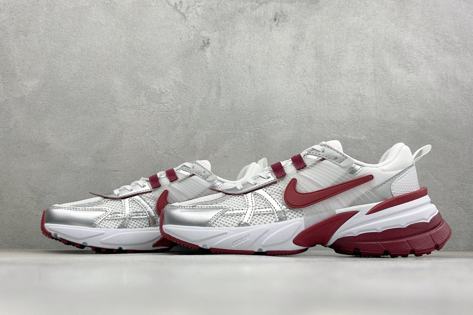 XL版Nike V2K Run 减震防滑复古低帮跑步鞋 #鞋款被命名为 Runtekk 设计上借鉴了 2000 年的跑鞋 XL版Nike V2K Run 减震防滑复古低帮跑步鞋 #鞋款被命名为 Runtekk 设计上借鉴了 2000 年的跑鞋