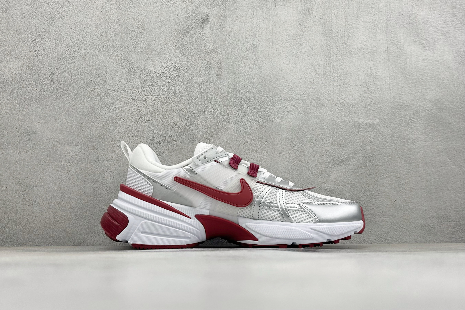XL版Nike V2K Run 减震防滑复古低帮跑步鞋 #鞋款被命名为 Runtekk 设计上借鉴了 2000 年的跑鞋 XL版Nike V2K Run 减震防滑复古低帮跑步鞋 #鞋款被命名为 Runtekk 设计上借鉴了 2000 年的跑鞋