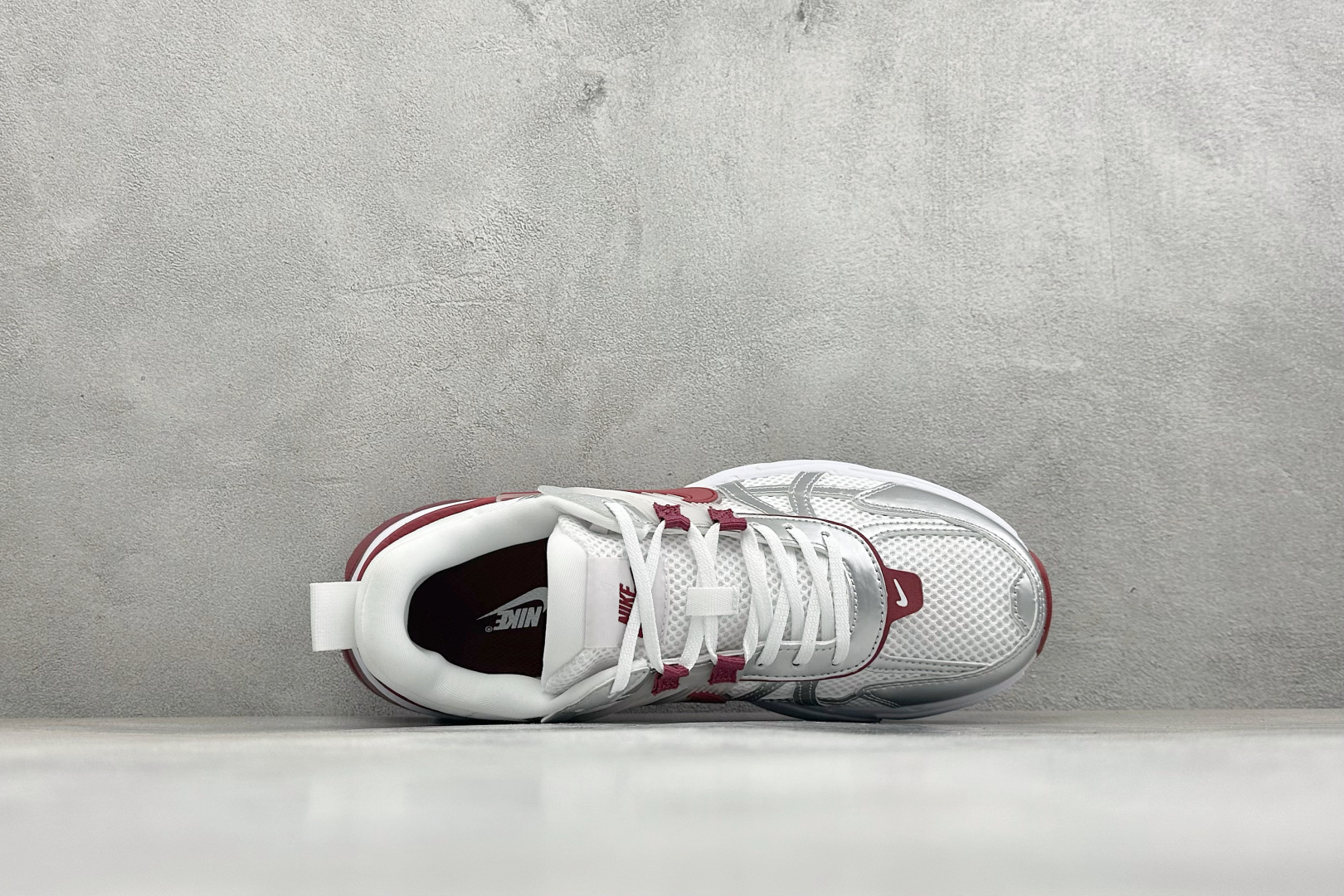 XL版Nike V2K Run 减震防滑复古低帮跑步鞋 #鞋款被命名为 Runtekk 设计上借鉴了 2000 年的跑鞋 XL版Nike V2K Run 减震防滑复古低帮跑步鞋 #鞋款被命名为 Runtekk 设计上借鉴了 2000 年的跑鞋