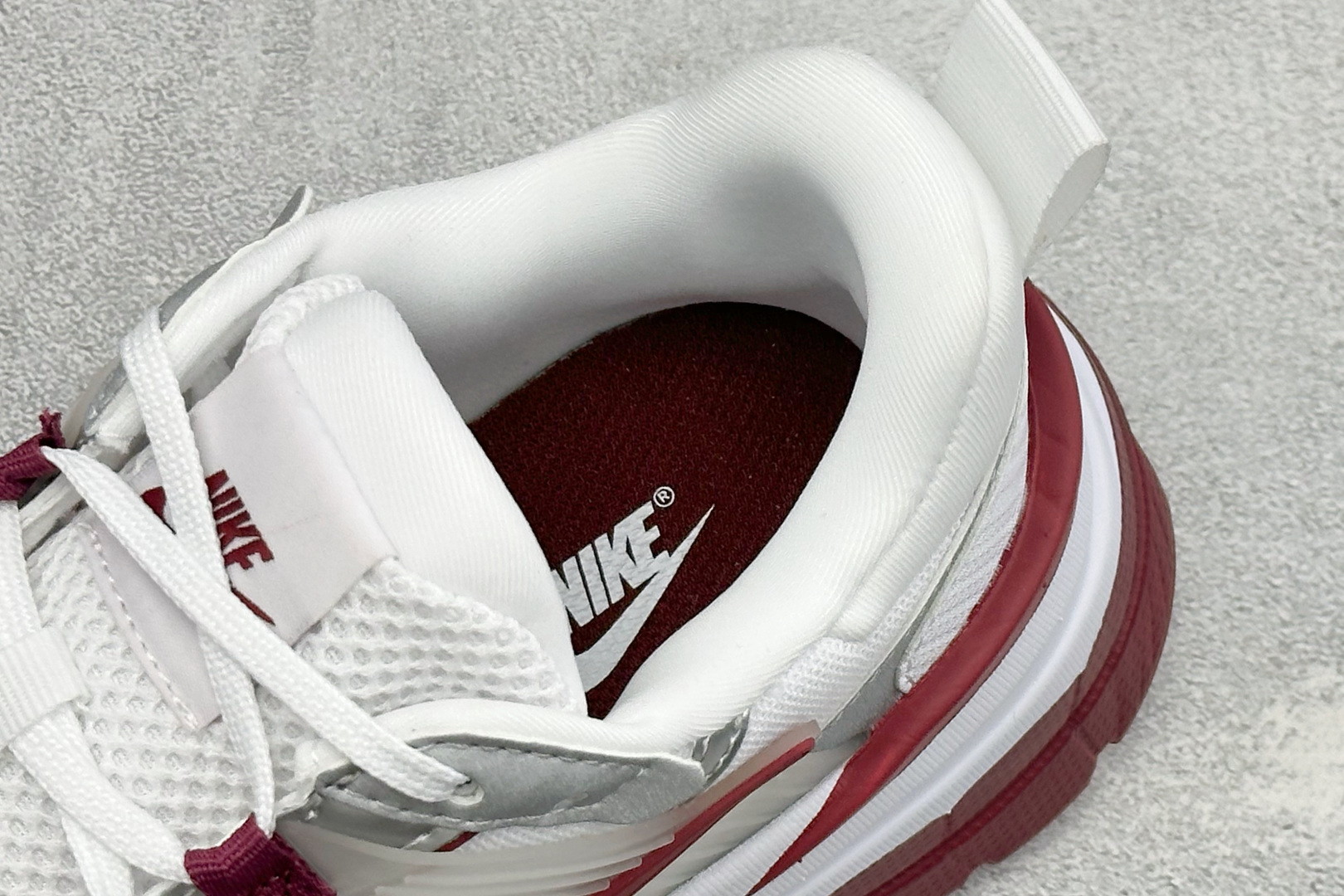 XL版Nike V2K Run 减震防滑复古低帮跑步鞋 #鞋款被命名为 Runtekk 设计上借鉴了 2000 年的跑鞋 XL版Nike V2K Run 减震防滑复古低帮跑步鞋 #鞋款被命名为 Runtekk 设计上借鉴了 2000 年的跑鞋