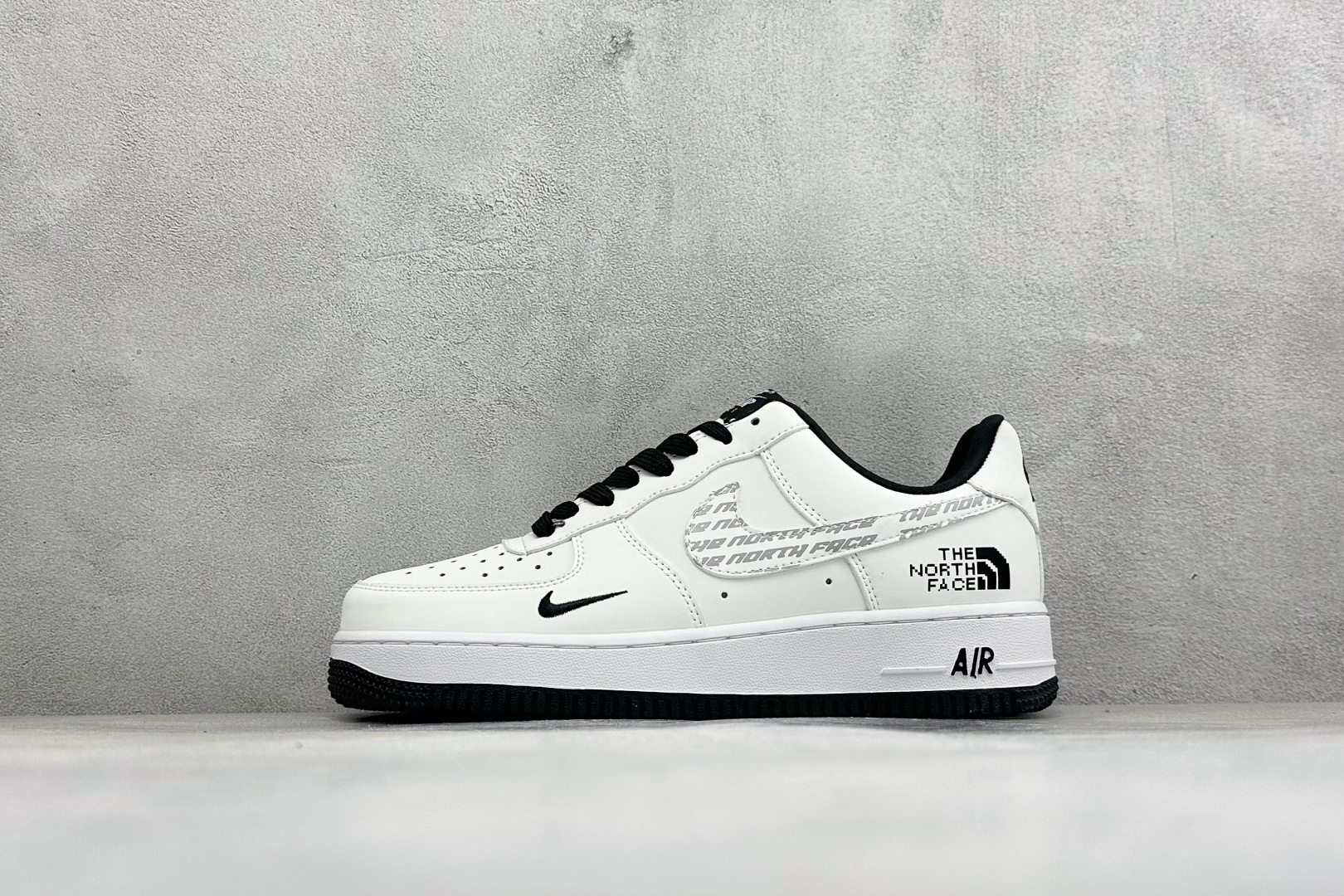 白黑撞色,暗纹点缀,潮感随行!Nike Air Force 1 Low(北面联名)空军一号 爆款高端定制 经典白黑撞色设 白黑撞色,暗纹点缀,潮感随行!Nike Air Force 1 Low(北面联名)空军一号 爆款高端定制 经典白黑撞色设