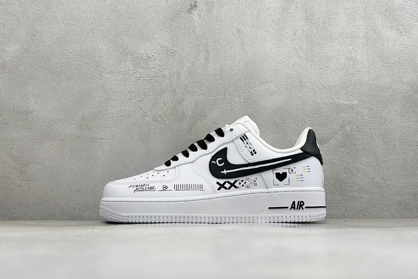 潮玩涂鸦，自成格调 AIR FORCE 1，经典空军一号版型搭配趣味涂鸦印花，黑白撞色设计吸睛又耐看，细腻荔枝纹鞋面柔韧