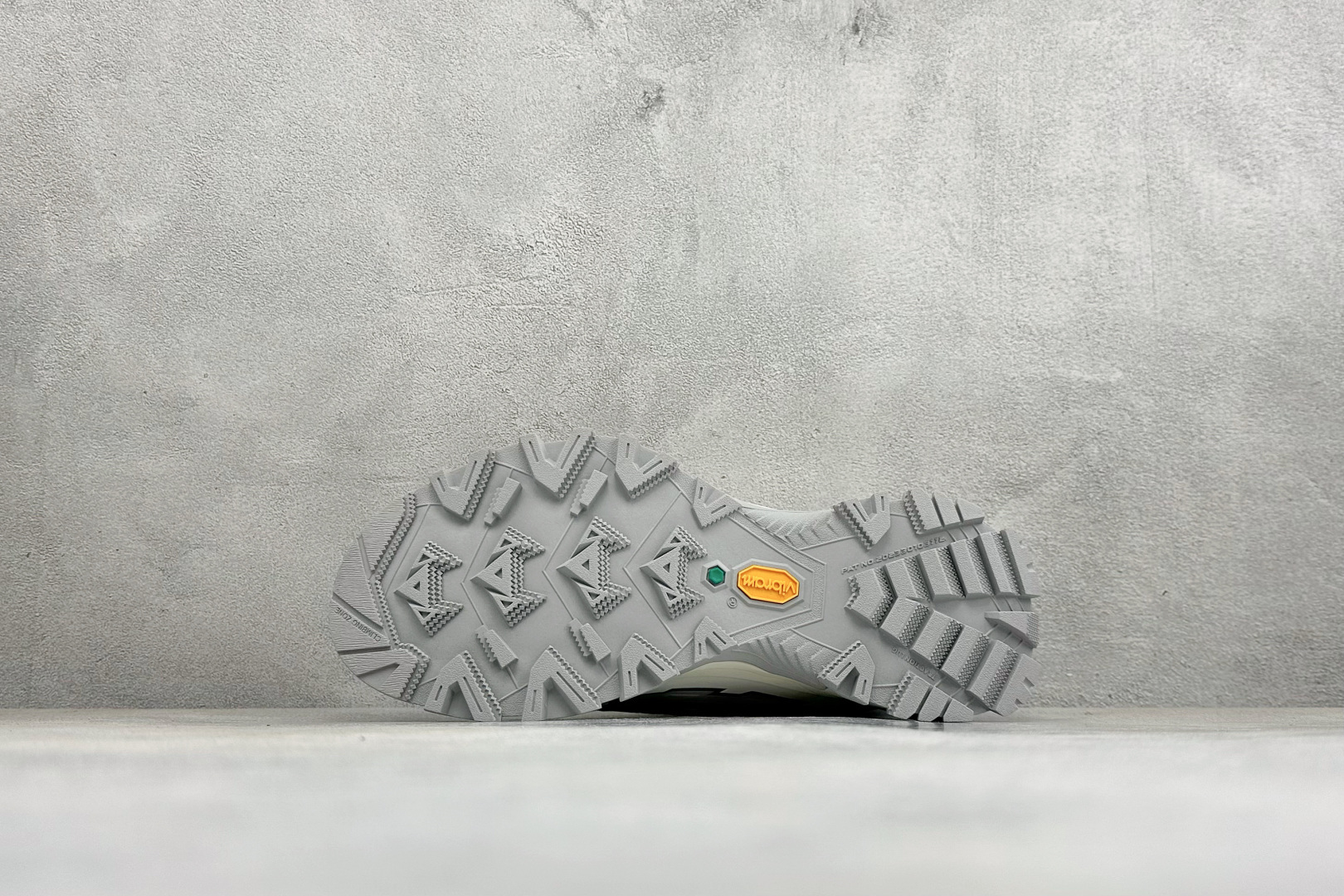 凯乐石KAILAS 远征 舒适简约经典登山 防滑耐磨防水 低帮徒步鞋 采用Vibram橡胶大底 超强地面咬合力稳走复杂路 凯乐石KAILAS 远征 舒适简约经典登山 防滑耐磨防水 低帮徒步鞋 采用Vibram橡胶大底 超强地面咬合力稳走复杂路