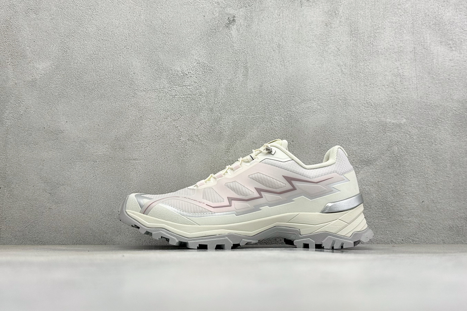 凯乐石KAILAS 远征 舒适简约经典登山 防滑耐磨防水 低帮徒步鞋 采用Vibram橡胶大底 超强地面咬合力稳走复杂路 凯乐石KAILAS 远征 舒适简约经典登山 防滑耐磨防水 低帮徒步鞋 采用Vibram橡胶大底 超强地面咬合力稳走复杂路