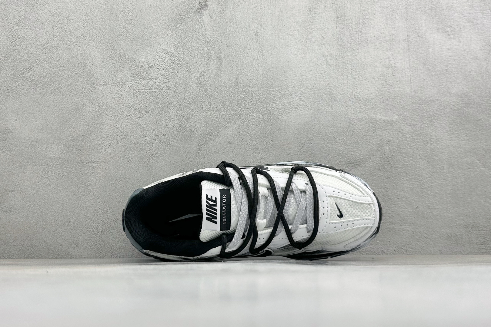NIKE INITIATOR创始者系列 复古休闲运动舒适跑鞋 采用透气网眼鞋面和支撑覆盖层,自然运动设计的Phlyon中 NIKE INITIATOR创始者系列 复古休闲运动舒适跑鞋 采用透气网眼鞋面和支撑覆盖层,自然运动设计的Phlyon中