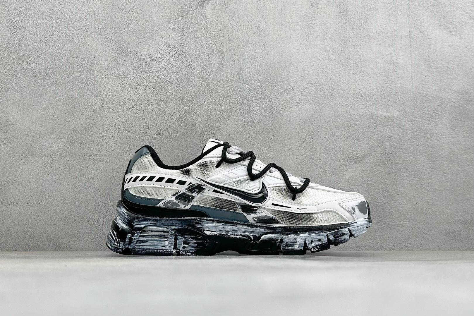 NIKE INITIATOR创始者系列 复古休闲运动舒适跑鞋 采用透气网眼鞋面和支撑覆盖层,自然运动设计的Phlyon中 NIKE INITIATOR创始者系列 复古休闲运动舒适跑鞋 采用透气网眼鞋面和支撑覆盖层,自然运动设计的Phlyon中
