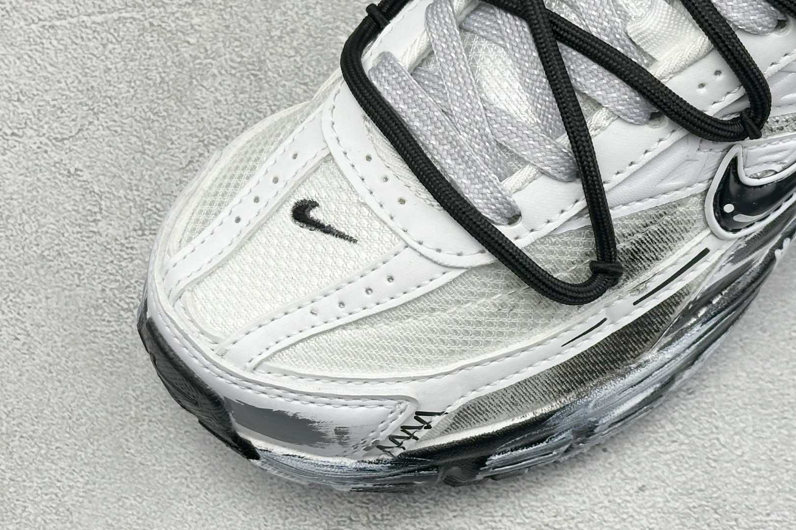 NIKE INITIATOR创始者系列 复古休闲运动舒适跑鞋 采用透气网眼鞋面和支撑覆盖层,自然运动设计的Phlyon中 NIKE INITIATOR创始者系列 复古休闲运动舒适跑鞋 采用透气网眼鞋面和支撑覆盖层,自然运动设计的Phlyon中