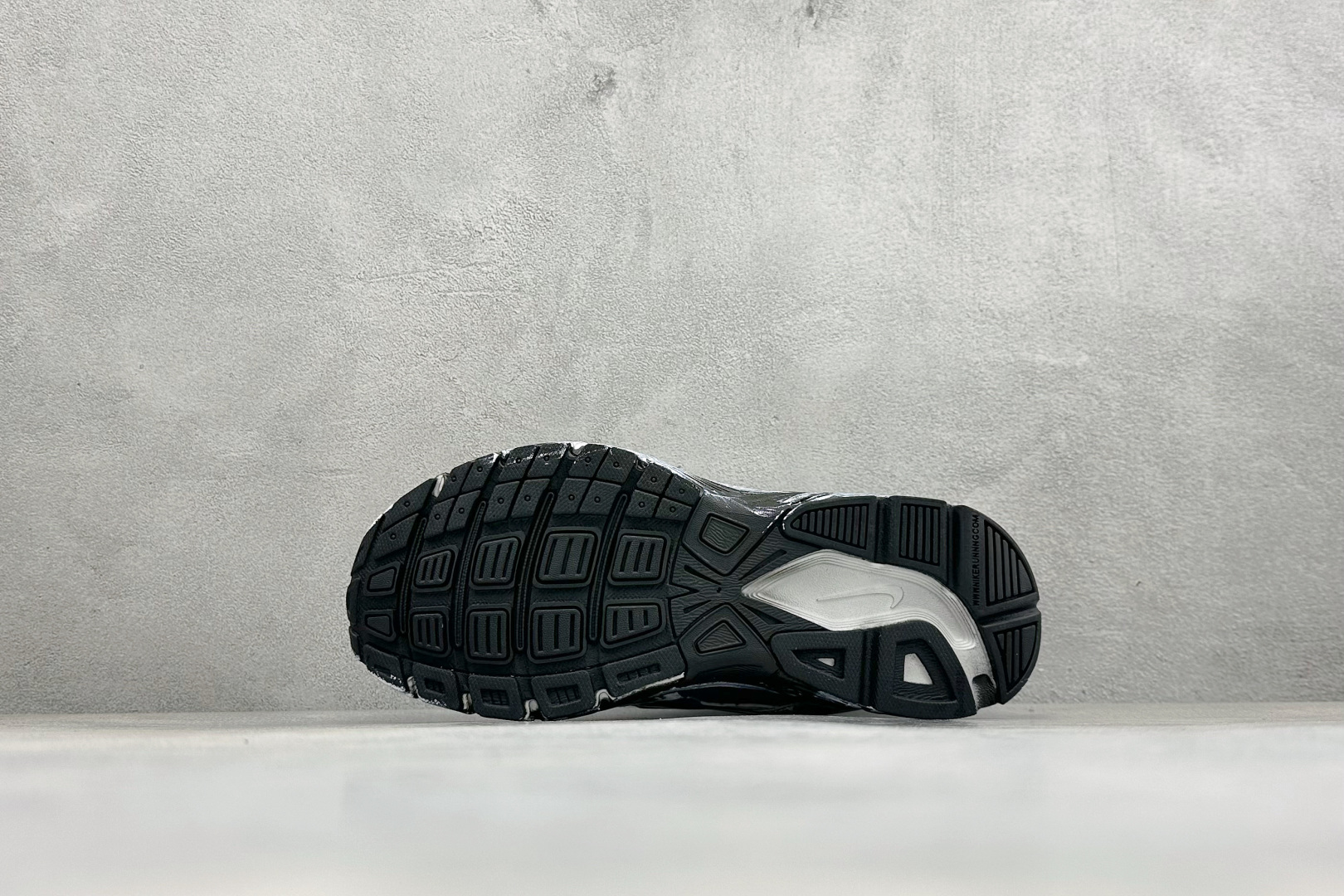 NIKE INITIATOR创始者系列 复古休闲运动舒适跑鞋 采用透气网眼鞋面和支撑覆盖层,自然运动设计的Phlyon中 NIKE INITIATOR创始者系列 复古休闲运动舒适跑鞋 采用透气网眼鞋面和支撑覆盖层,自然运动设计的Phlyon中