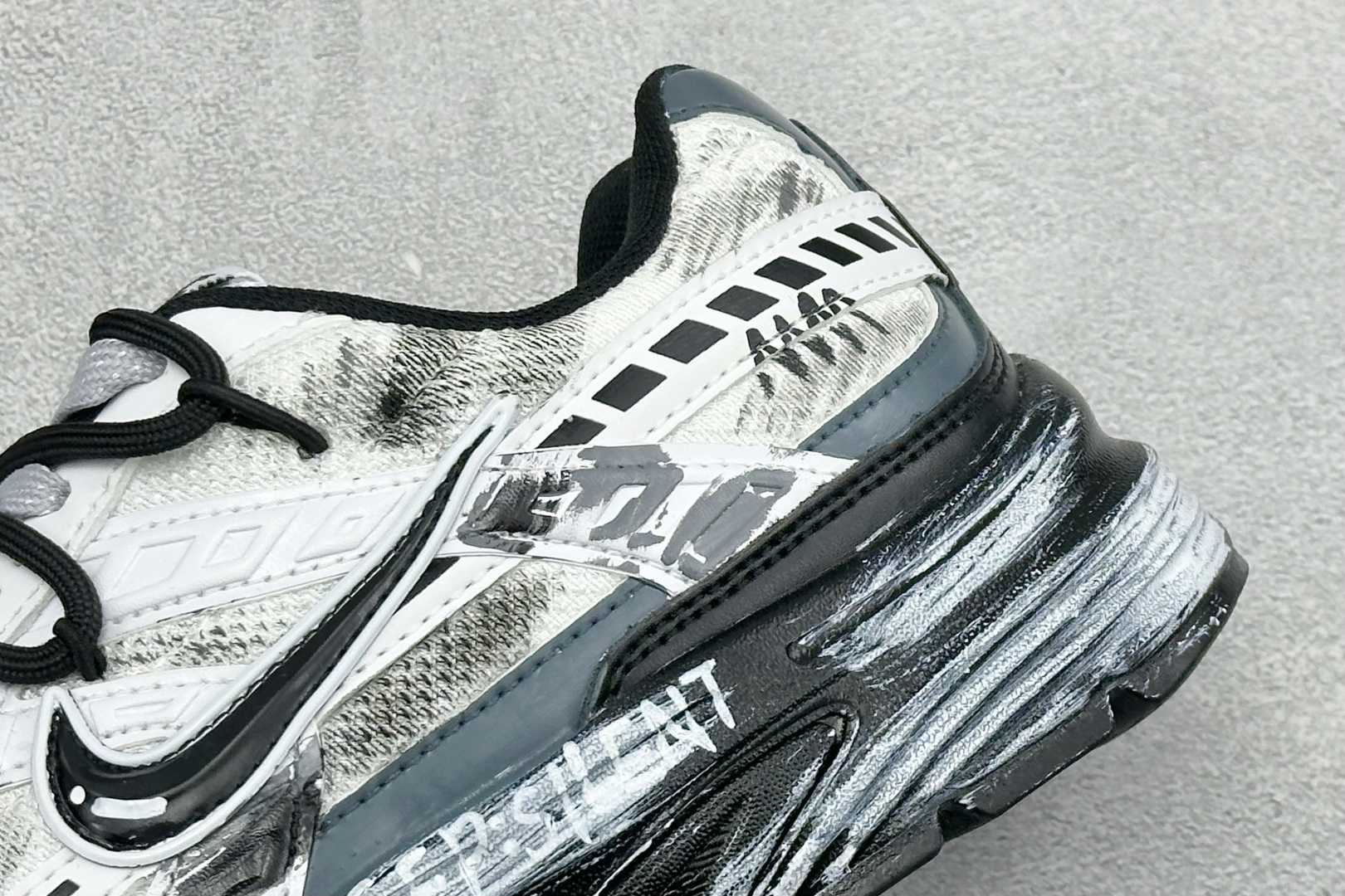 NIKE INITIATOR创始者系列 复古休闲运动舒适跑鞋 采用透气网眼鞋面和支撑覆盖层,自然运动设计的Phlyon中 NIKE INITIATOR创始者系列 复古休闲运动舒适跑鞋 采用透气网眼鞋面和支撑覆盖层,自然运动设计的Phlyon中