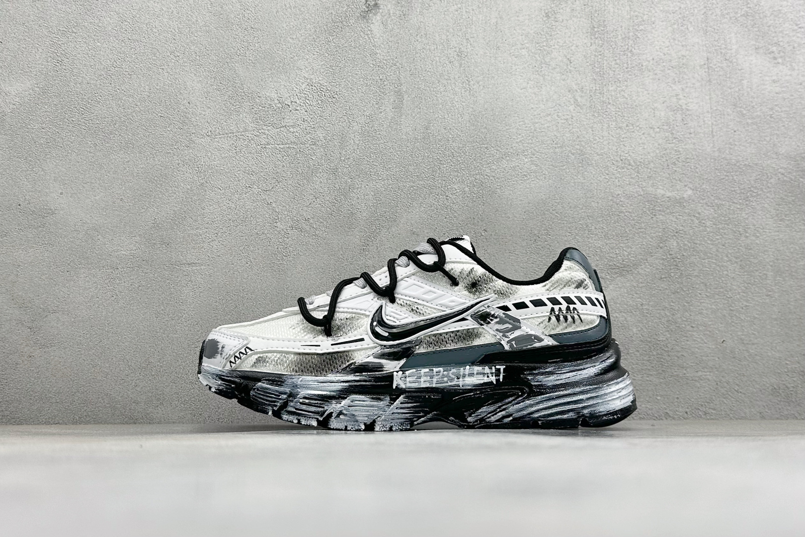 NIKE INITIATOR创始者系列 复古休闲运动舒适跑鞋 采用透气网眼鞋面和支撑覆盖层,自然运动设计的Phlyon中 NIKE INITIATOR创始者系列 复古休闲运动舒适跑鞋 采用透气网眼鞋面和支撑覆盖层,自然运动设计的Phlyon中