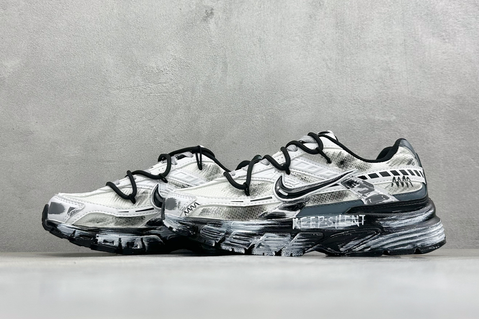 NIKE INITIATOR创始者系列 复古休闲运动舒适跑鞋 采用透气网眼鞋面和支撑覆盖层,自然运动设计的Phlyon中 NIKE INITIATOR创始者系列 复古休闲运动舒适跑鞋 采用透气网眼鞋面和支撑覆盖层,自然运动设计的Phlyon中
