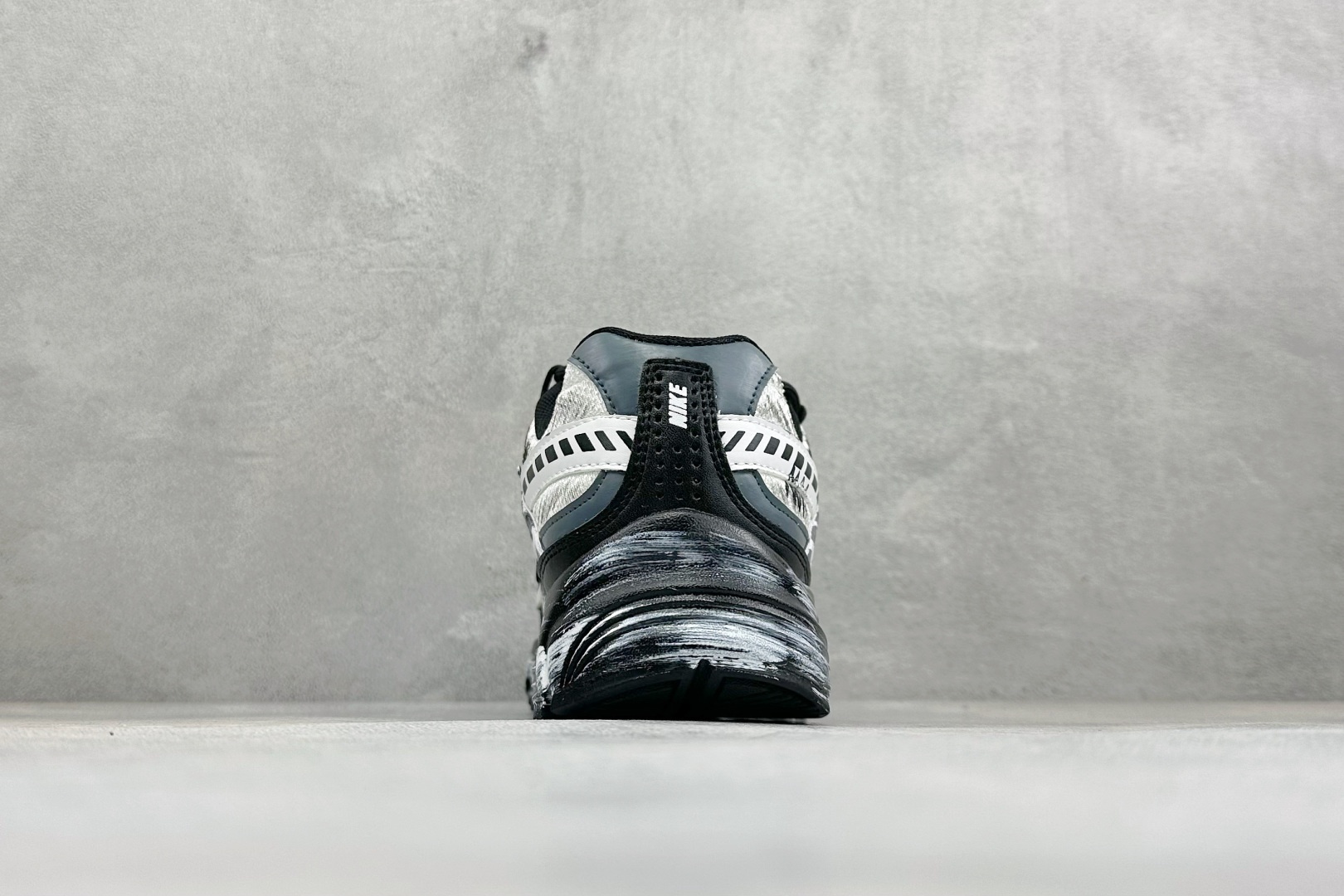 NIKE INITIATOR创始者系列 复古休闲运动舒适跑鞋 采用透气网眼鞋面和支撑覆盖层,自然运动设计的Phlyon中 NIKE INITIATOR创始者系列 复古休闲运动舒适跑鞋 采用透气网眼鞋面和支撑覆盖层,自然运动设计的Phlyon中