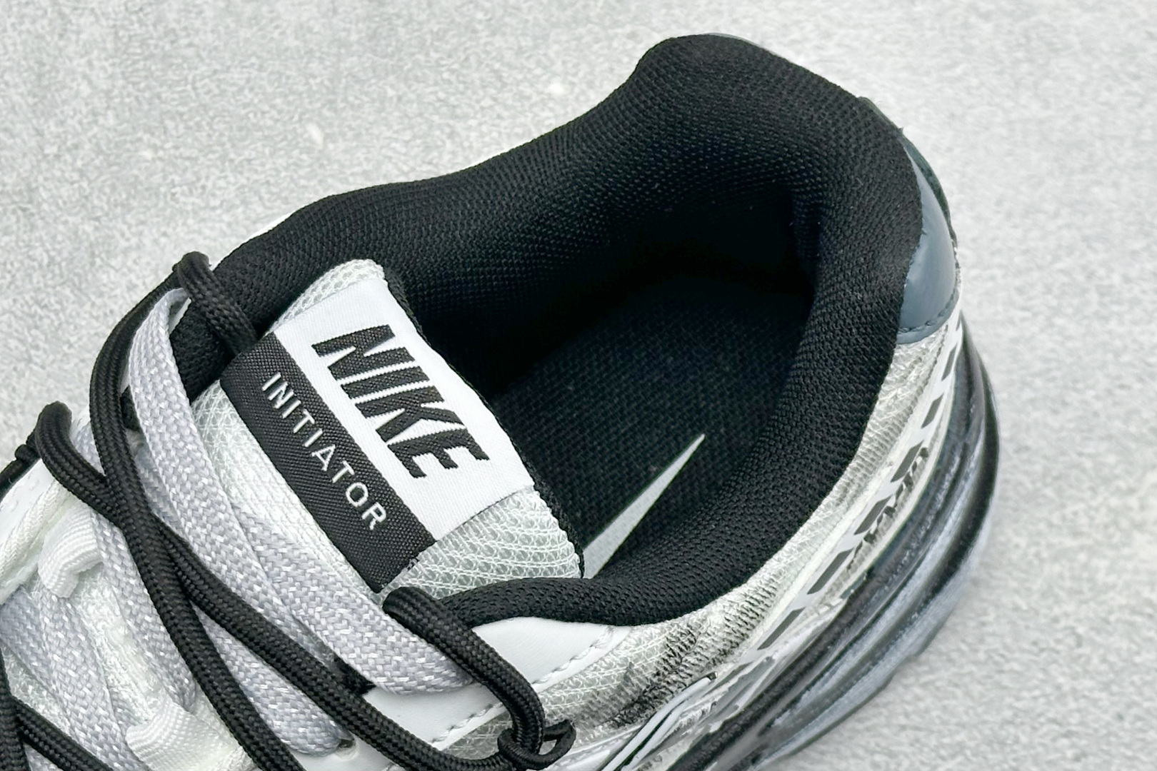 NIKE INITIATOR创始者系列 复古休闲运动舒适跑鞋 采用透气网眼鞋面和支撑覆盖层,自然运动设计的Phlyon中 NIKE INITIATOR创始者系列 复古休闲运动舒适跑鞋 采用透气网眼鞋面和支撑覆盖层,自然运动设计的Phlyon中