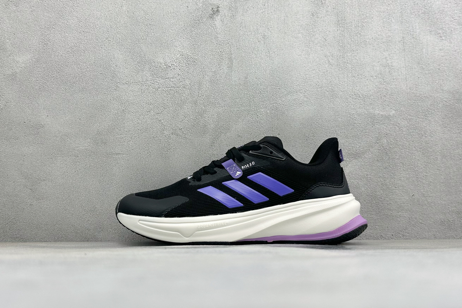 毒扣AD SUPERNOVA RISE 防滑耐磨舒适运动跑鞋 采用Dreamstrike+中底,力求为触地添舒适。搭配实 毒扣AD SUPERNOVA RISE 防滑耐磨舒适运动跑鞋 采用Dreamstrike+中底,力求为触地添舒适。搭配实