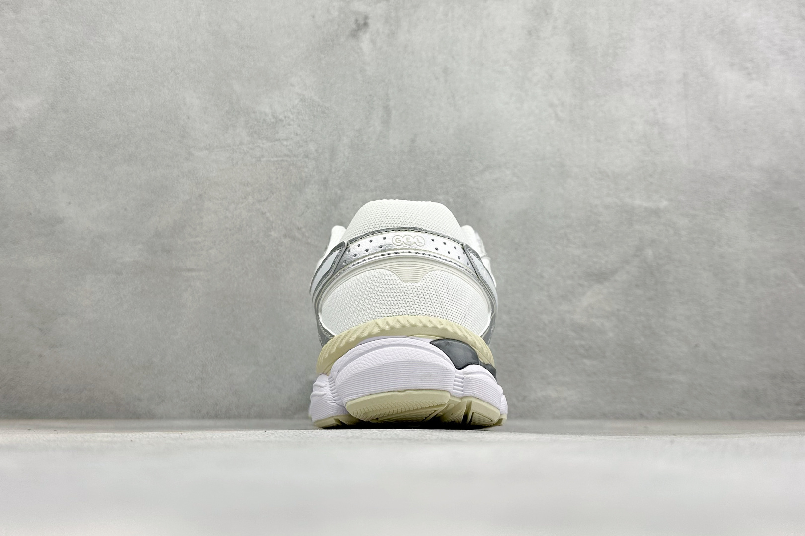 D版Asics Gel-Cumulus 16 亚瑟士 防滑耐磨 休闲运动鞋 采用双层提花网面设计 提高包裹性和透气性 后 D版Asics Gel-Cumulus 16 亚瑟士 防滑耐磨 休闲运动鞋 采用双层提花网面设计 提高包裹性和透气性 后