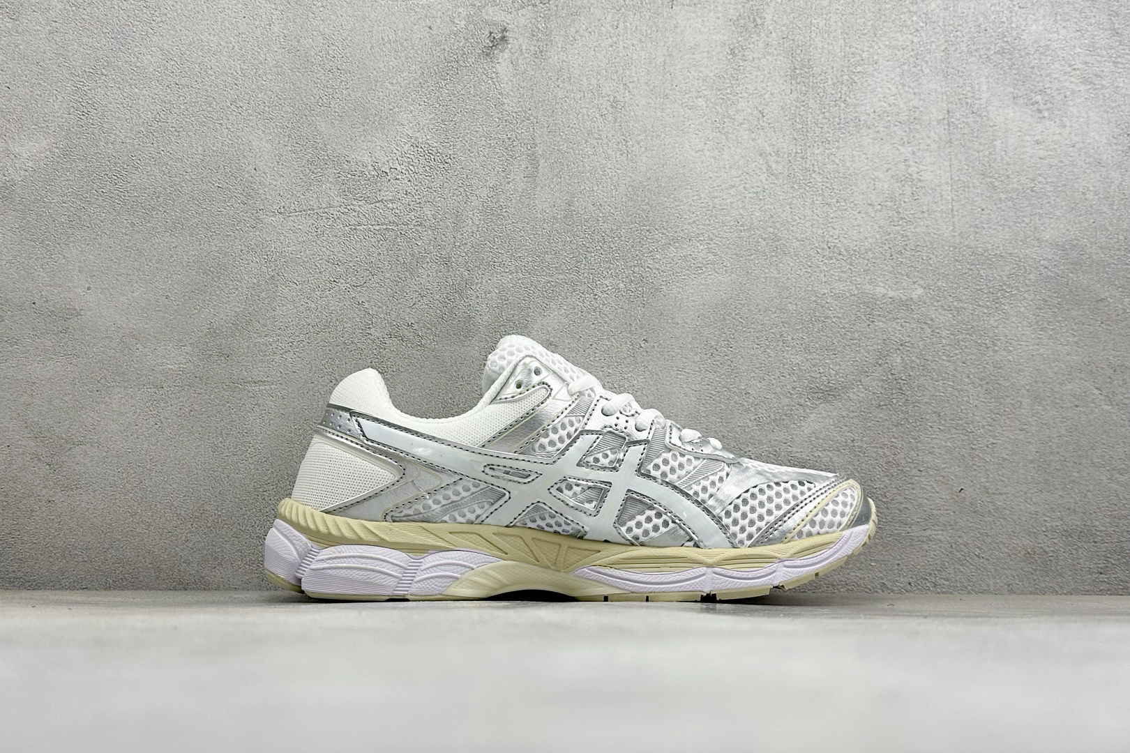 D版Asics Gel-Cumulus 16 亚瑟士 防滑耐磨 休闲运动鞋 采用双层提花网面设计 提高包裹性和透气性 后 D版Asics Gel-Cumulus 16 亚瑟士 防滑耐磨 休闲运动鞋 采用双层提花网面设计 提高包裹性和透气性 后