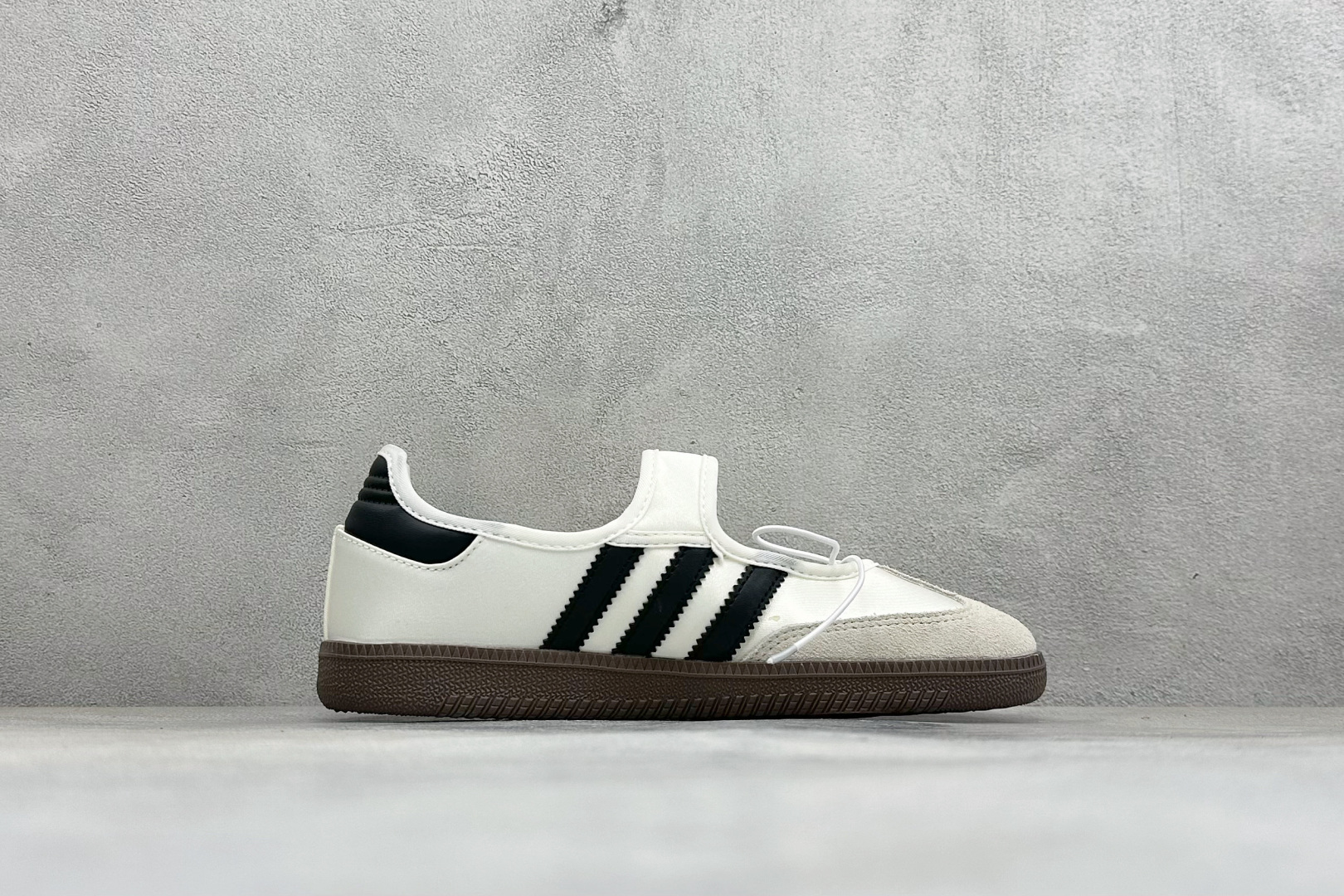 FX版Adidas三叶草SAMBA Jane W 玛丽珍鞋 该鞋款鞋面采用多种材料拼接(缝/车线) Superstar系 FX版Adidas三叶草SAMBA Jane W 玛丽珍鞋 该鞋款鞋面采用多种材料拼接(缝/车线) Superstar系