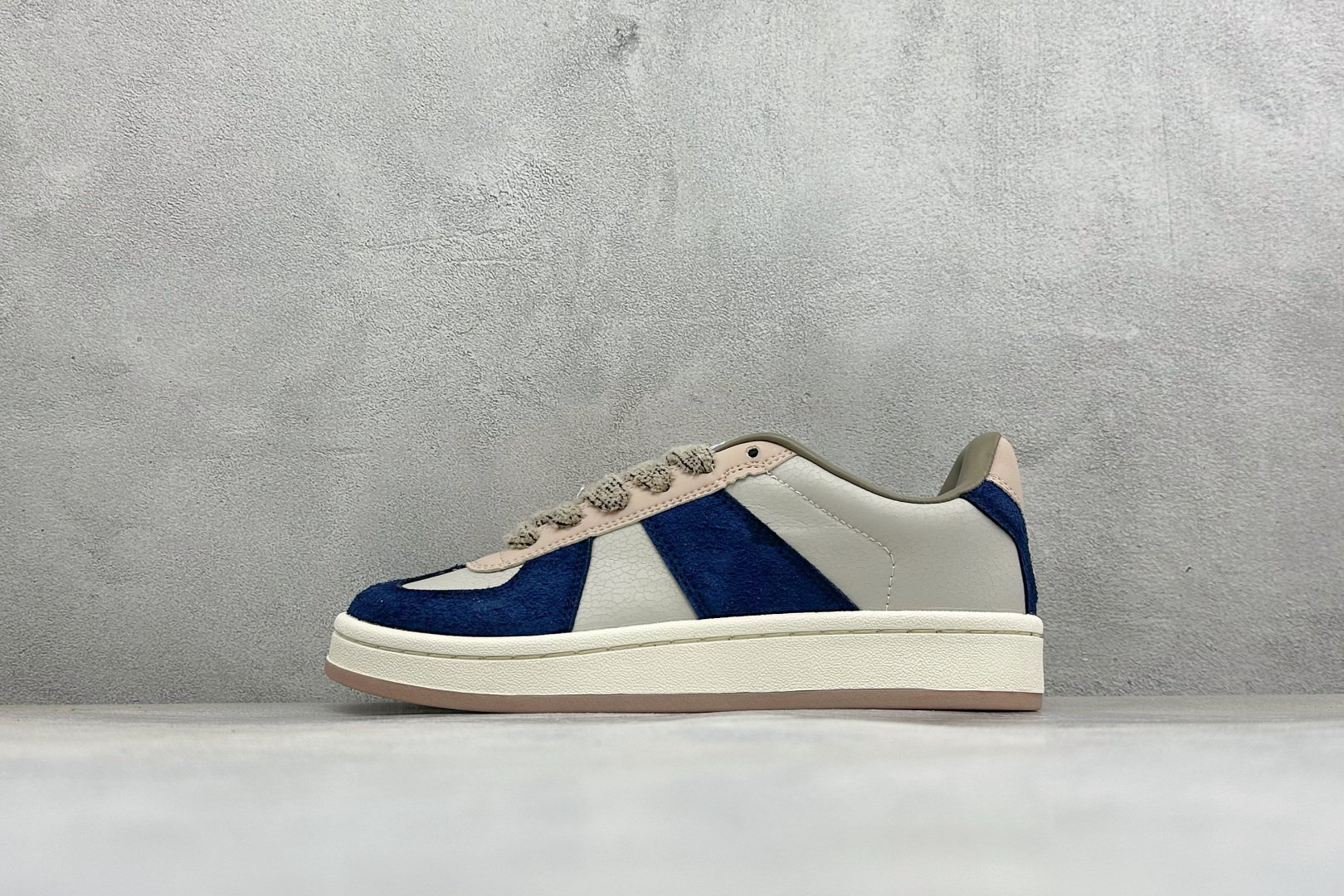 阿迪达斯 adidas BW Army BW Army 舒适百搭 马吉拉德训鞋 货号：KH7859 尺码：36-45 