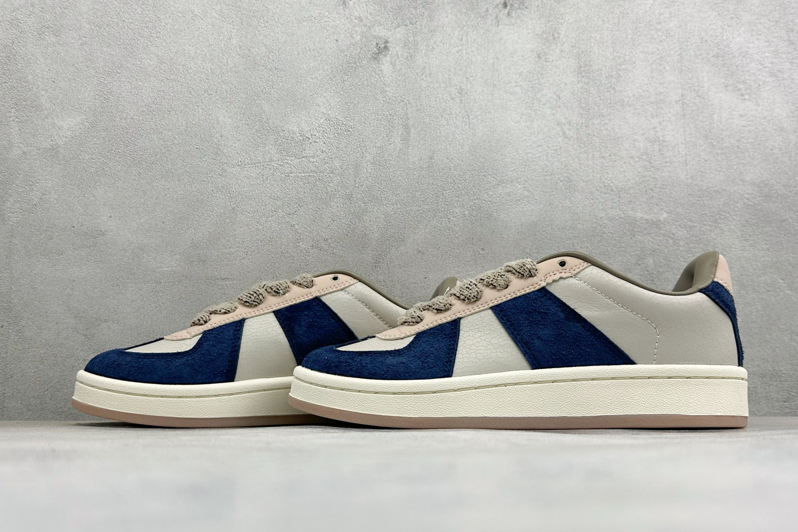 阿迪达斯 adidas BW Army BW Army 舒适百搭 马吉拉德训鞋 货号：KH7859 尺码：36-45 