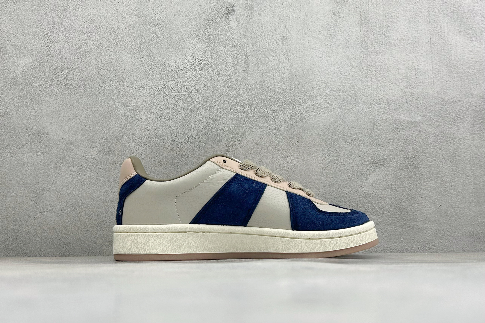 阿迪达斯 adidas BW Army BW Army 舒适百搭 马吉拉德训鞋 货号：KH7859 尺码：36-45 