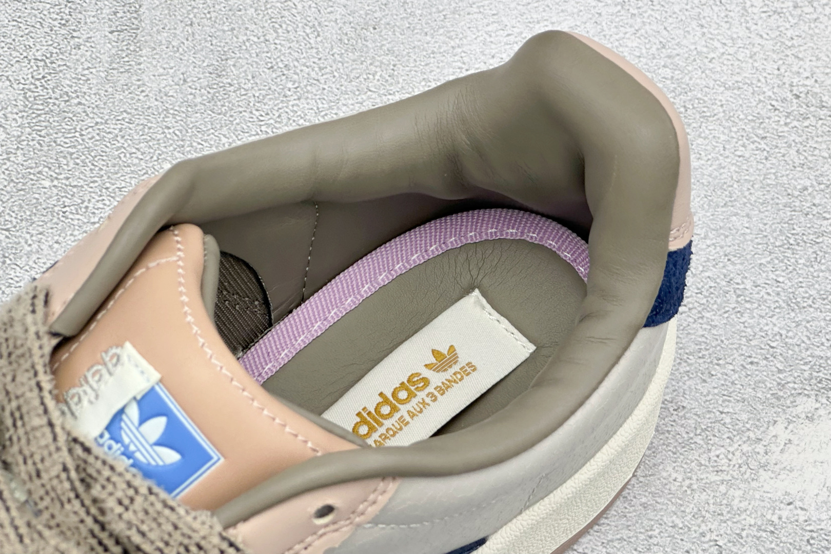 阿迪达斯 adidas BW Army BW Army 舒适百搭 马吉拉德训鞋 货号：KH7859 尺码：36-45 