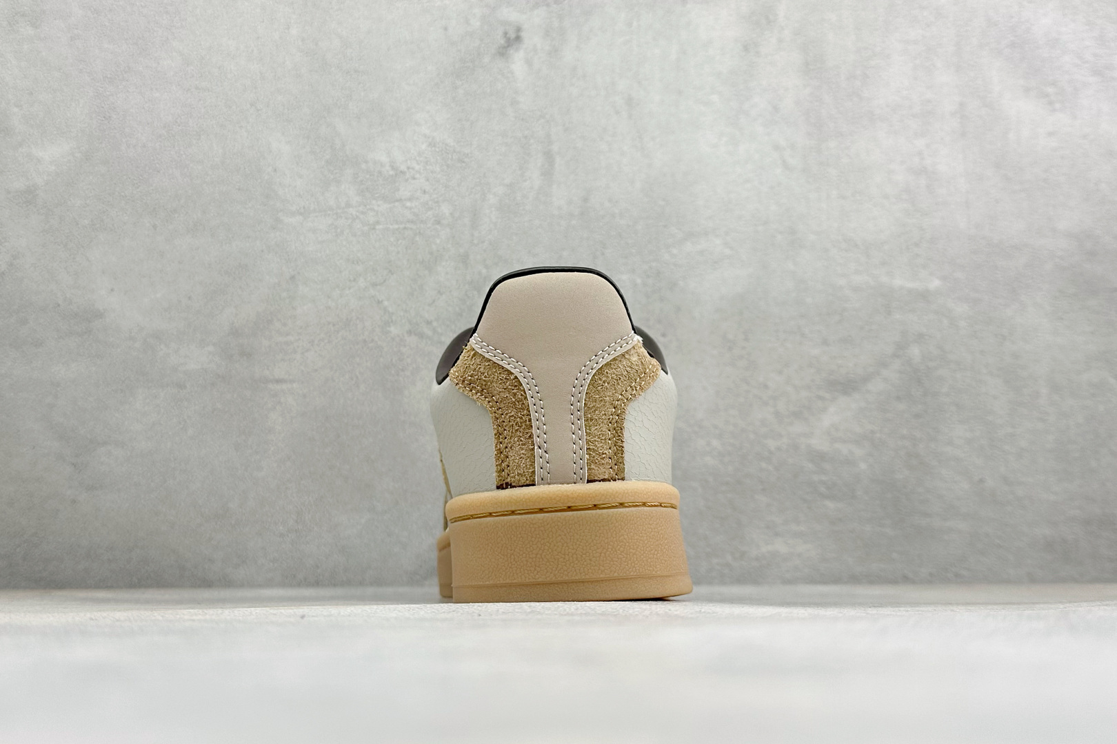 阿迪达斯 adidas BW Army BW Army 舒适百搭 马吉拉德训鞋 货号：KK0183 尺码：36-45 