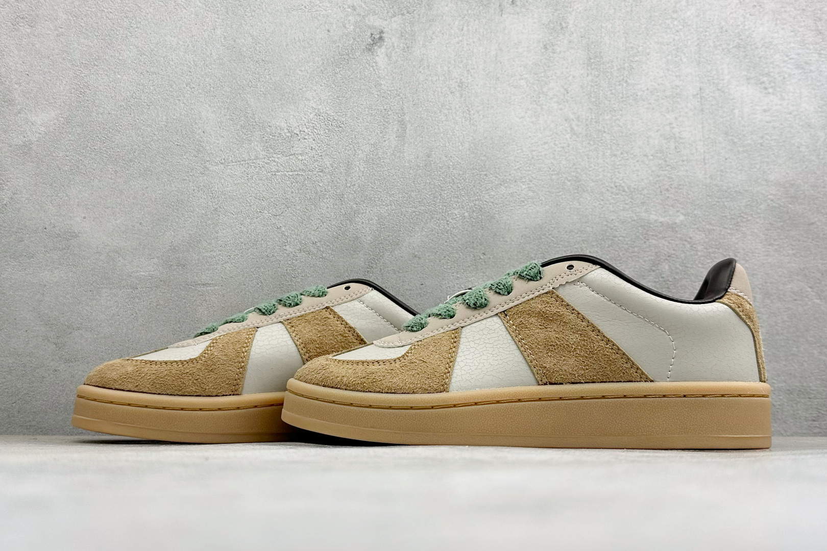 阿迪达斯 adidas BW Army BW Army 舒适百搭 马吉拉德训鞋 货号：KK0183 尺码：36-45 