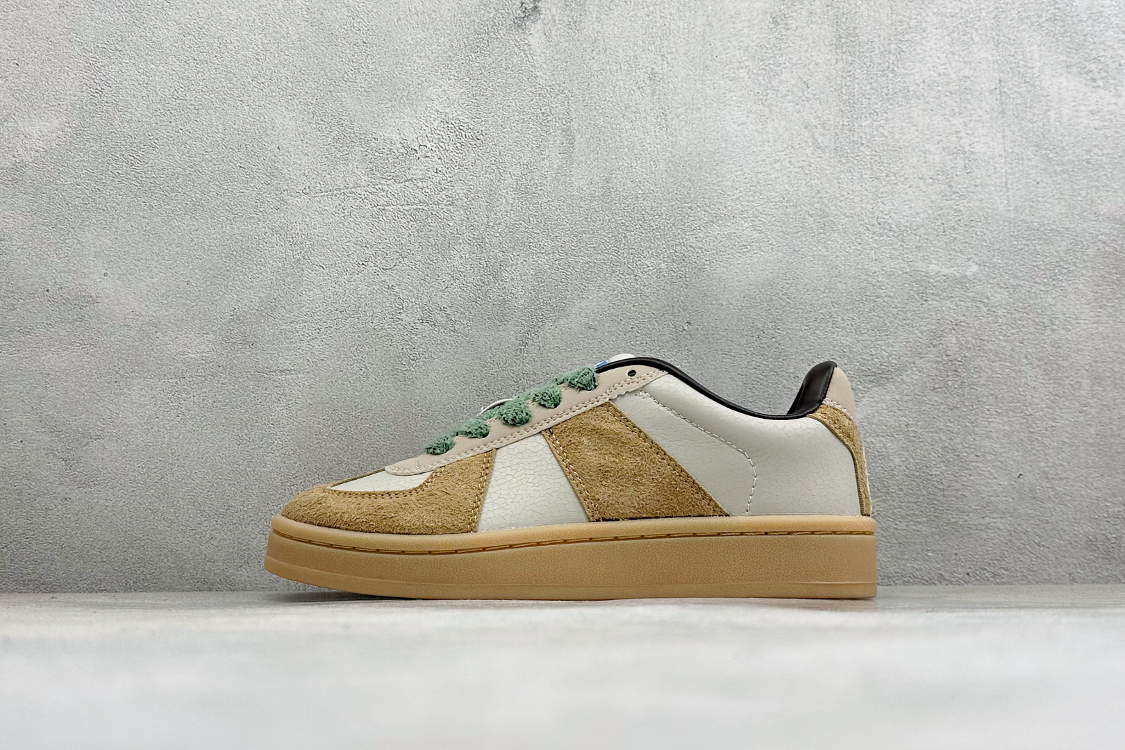 阿迪达斯 adidas BW Army BW Army 舒适百搭 马吉拉德训鞋 货号：KK0183 尺码：36-45 