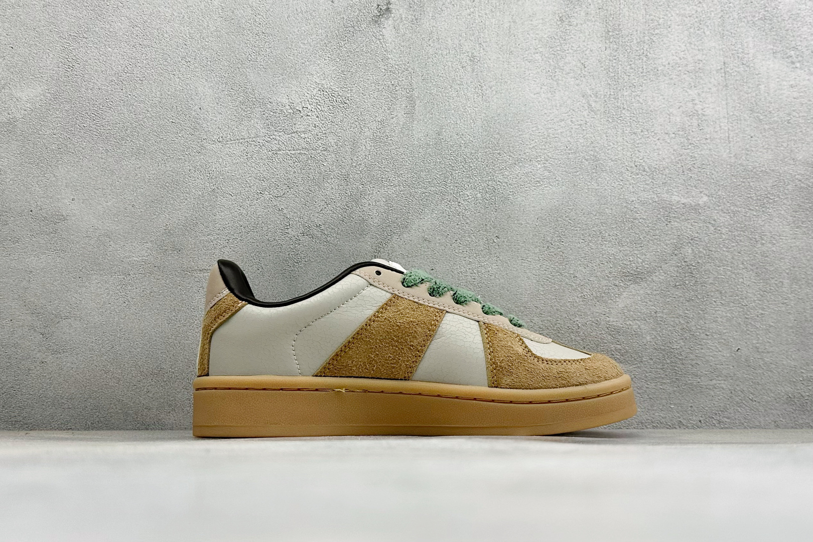 阿迪达斯 adidas BW Army BW Army 舒适百搭 马吉拉德训鞋 货号：KK0183 尺码：36-45 