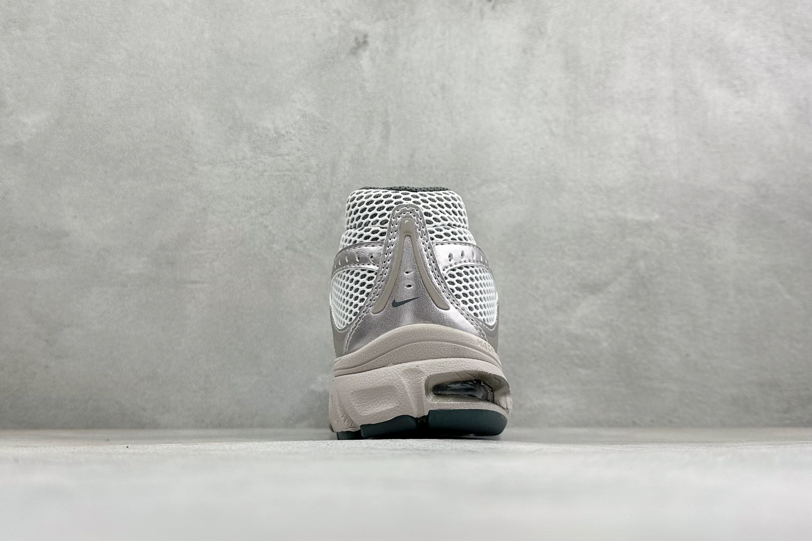 XL版Nike Air Max Moto 2K 耐克新款复古气垫跑步鞋 货号:IO9279-008 尺码:39 40 4 XL版Nike Air Max Moto 2K 耐克新款复古气垫跑步鞋 货号:IO9279-008 尺码:39 40 4
