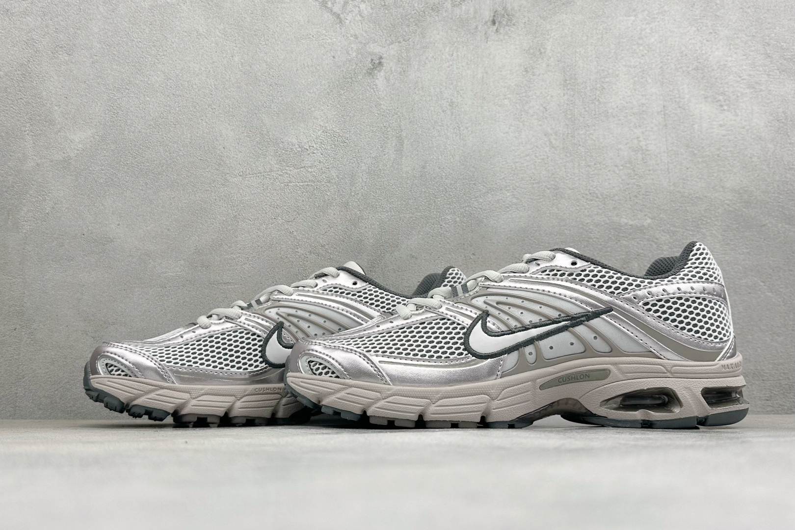 XL版Nike Air Max Moto 2K 耐克新款复古气垫跑步鞋 货号:IO9279-008 尺码:39 40 4 XL版Nike Air Max Moto 2K 耐克新款复古气垫跑步鞋 货号:IO9279-008 尺码:39 40 4