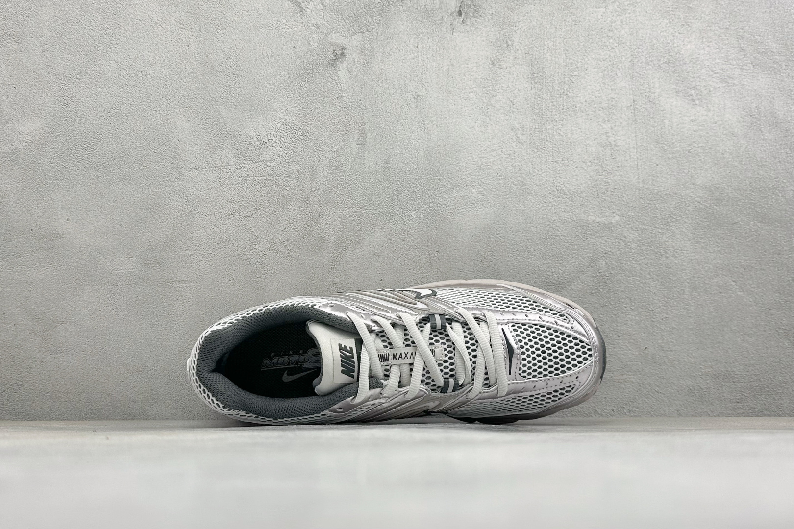 XL版Nike Air Max Moto 2K 耐克新款复古气垫跑步鞋 货号:IO9279-008 尺码:39 40 4 XL版Nike Air Max Moto 2K 耐克新款复古气垫跑步鞋 货号:IO9279-008 尺码:39 40 4