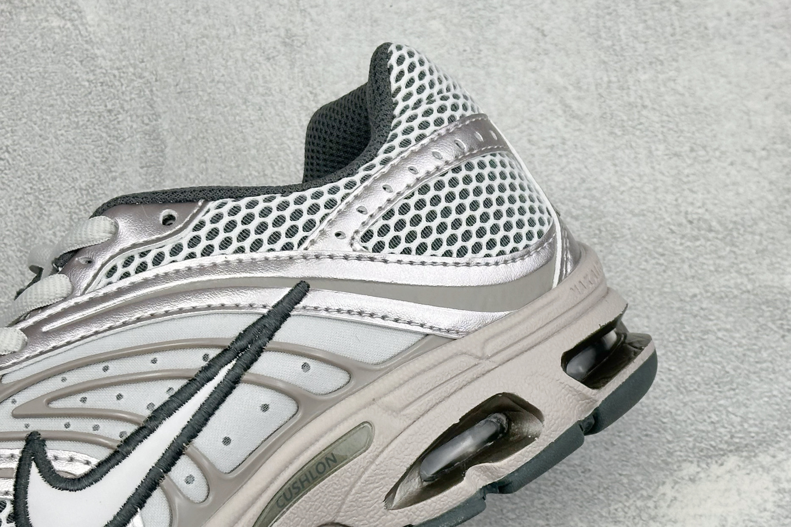 XL版Nike Air Max Moto 2K 耐克新款复古气垫跑步鞋 货号:IO9279-008 尺码:39 40 4 XL版Nike Air Max Moto 2K 耐克新款复古气垫跑步鞋 货号:IO9279-008 尺码:39 40 4